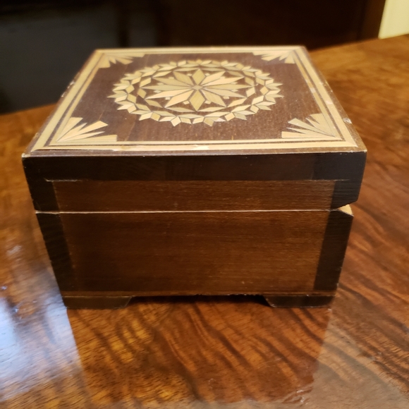 Vintage wood keepsake/treasure box - Picture 2 of 7